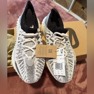 Authentic new Yeezy 350V2 Zebra Pattern Athletic Shoes 6 1/2